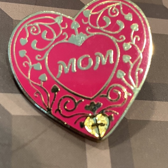 Five heart Brooches including Avon - silver toned heart can also be pendant - Picture 10 of 12